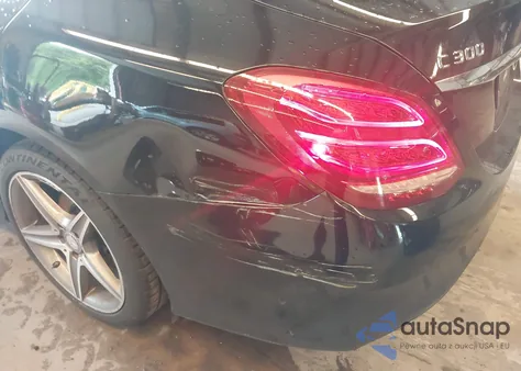 2016 Mercedes-Benz C 300 z USA, uszkodzony, nr VIN 55SWF4KB9GU174173